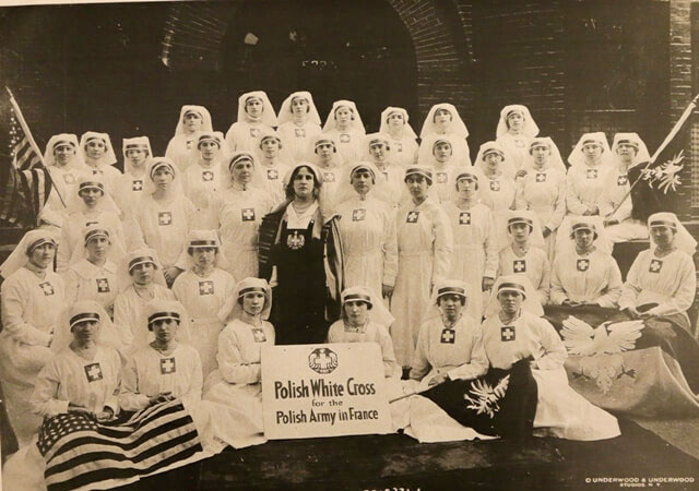 Helena Paderewska with the nurses of The Polish White Cross, 1918