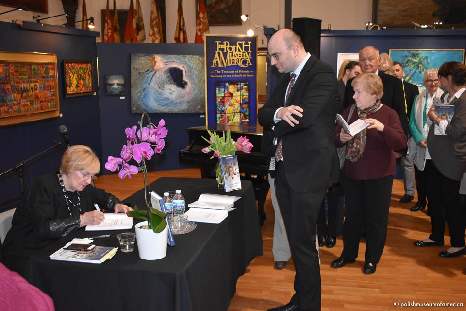 POMAGAJĄC KOBIETOM I MATCE NATURZE