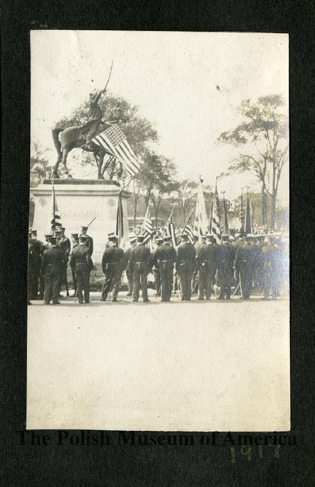 Photograph of military men facing Kosciuszko Monument, Chicago. By Jan Zawilinski. (1917)