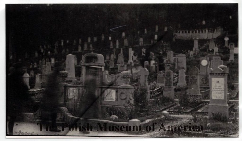 Graveyard with stone graves, 1919/1920