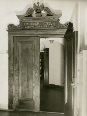 Museum doors with pediment handcrafted by Adam Dąbrowski, 1937. Entrance to the first Museum, currently the Paderewski Room. Photo by Zak-Lownsbery
