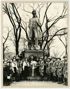 Group of children with a statue of Abraham Lincoln